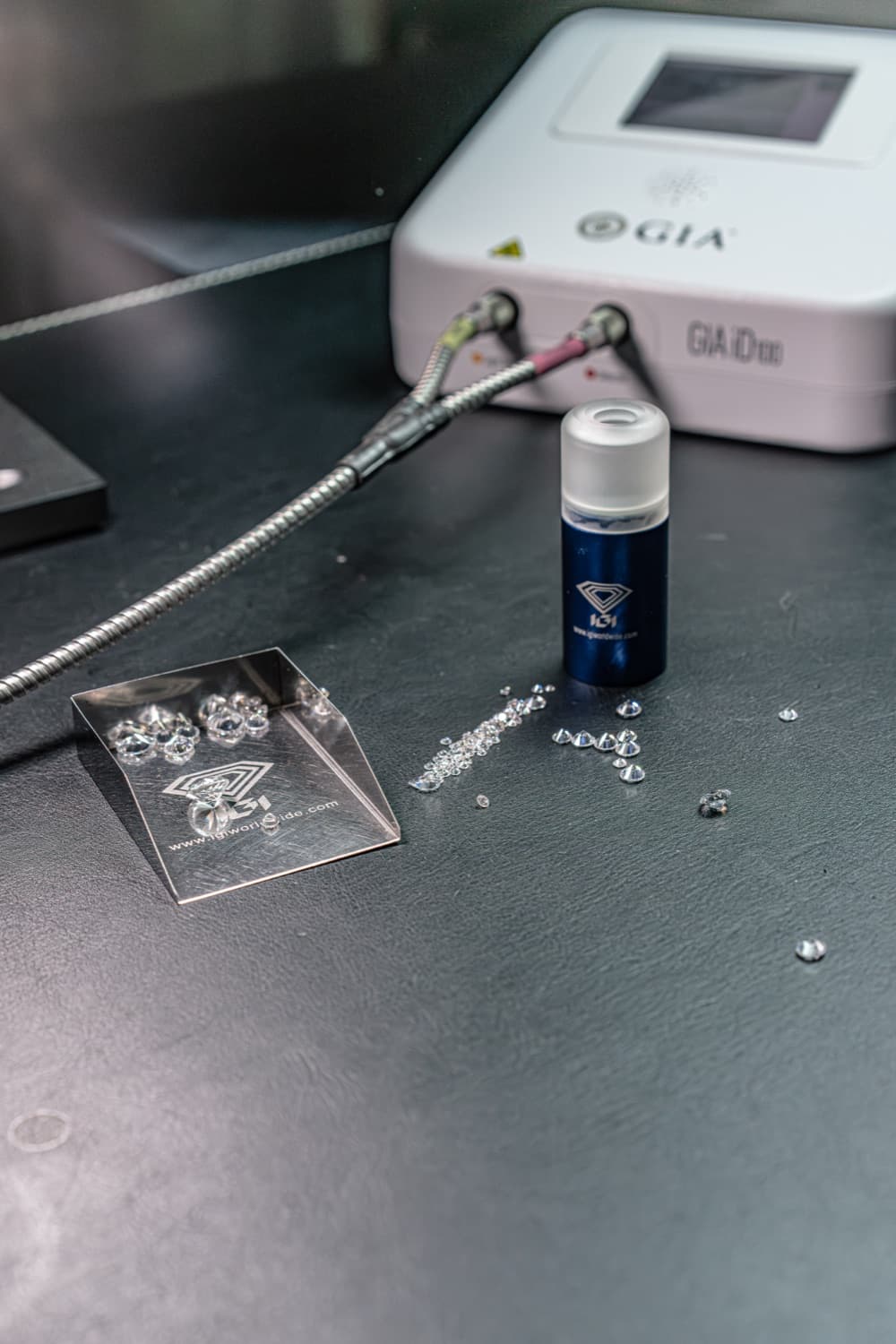 Løse diamanter og GIA-udstyr i atelieret