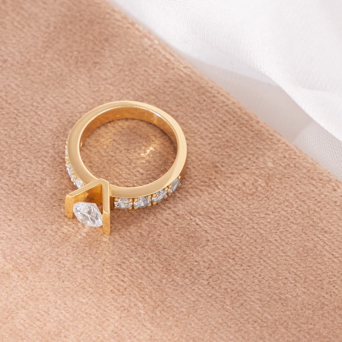Guldring med diamanter