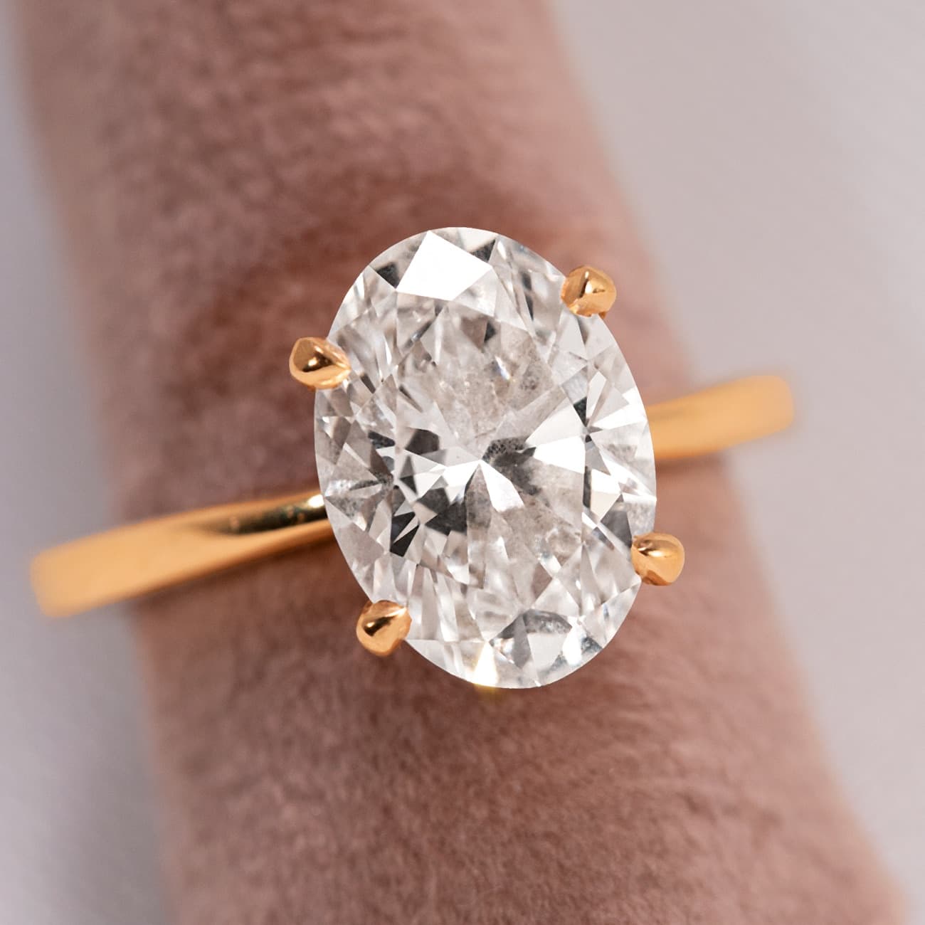 Solitaire-ring med oval diamant