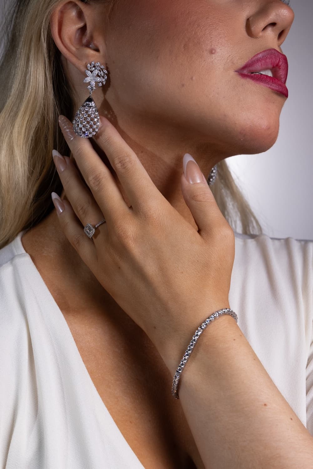 Model bærer diamant-øreringe og armbånd